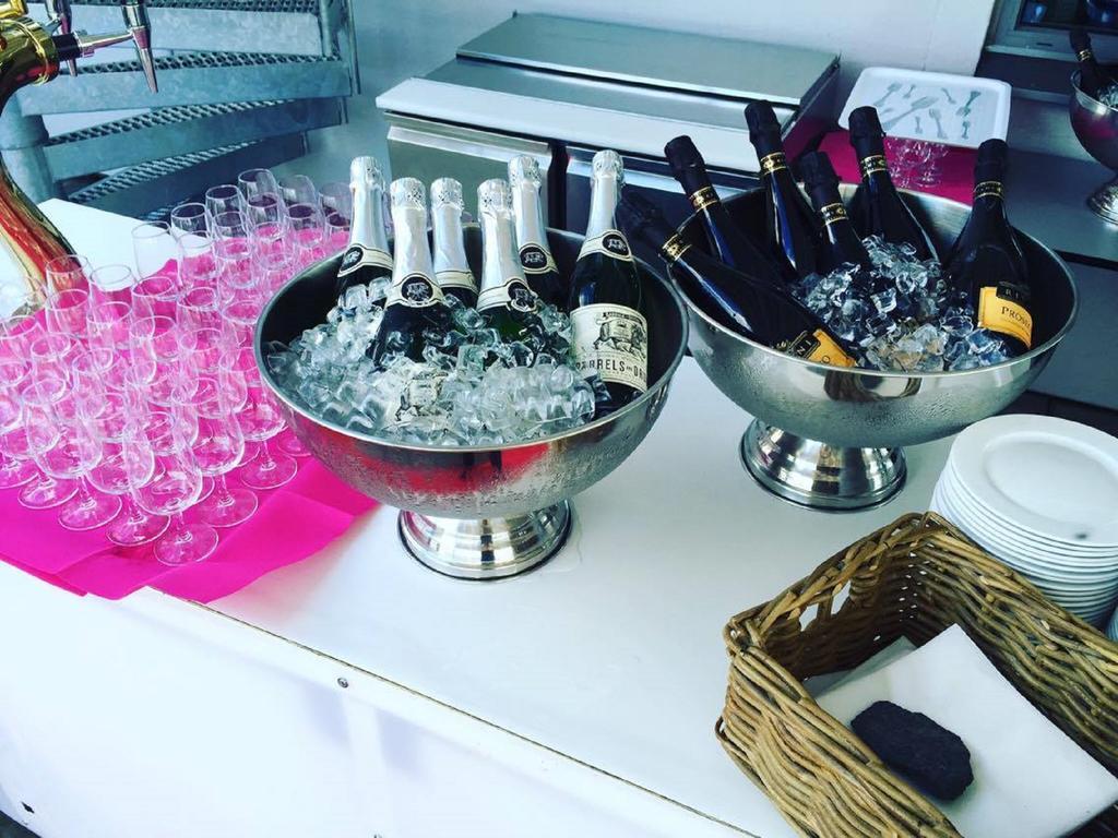 Hasse Pa Sjoekanten Hotell & Restaurang Jonkoping Bagian luar foto