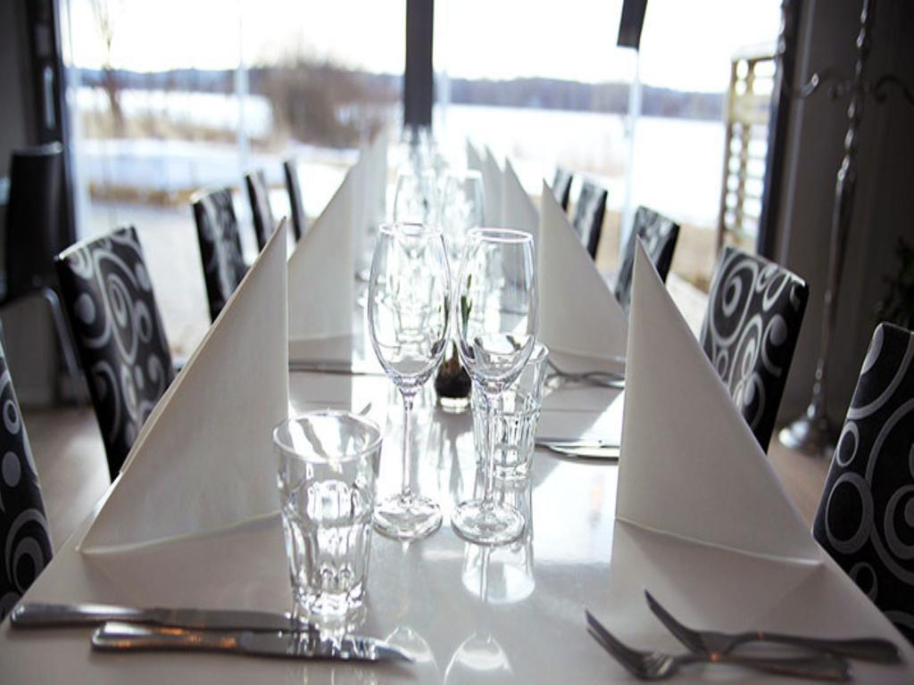 Hasse Pa Sjoekanten Hotell & Restaurang Jonkoping Bagian luar foto