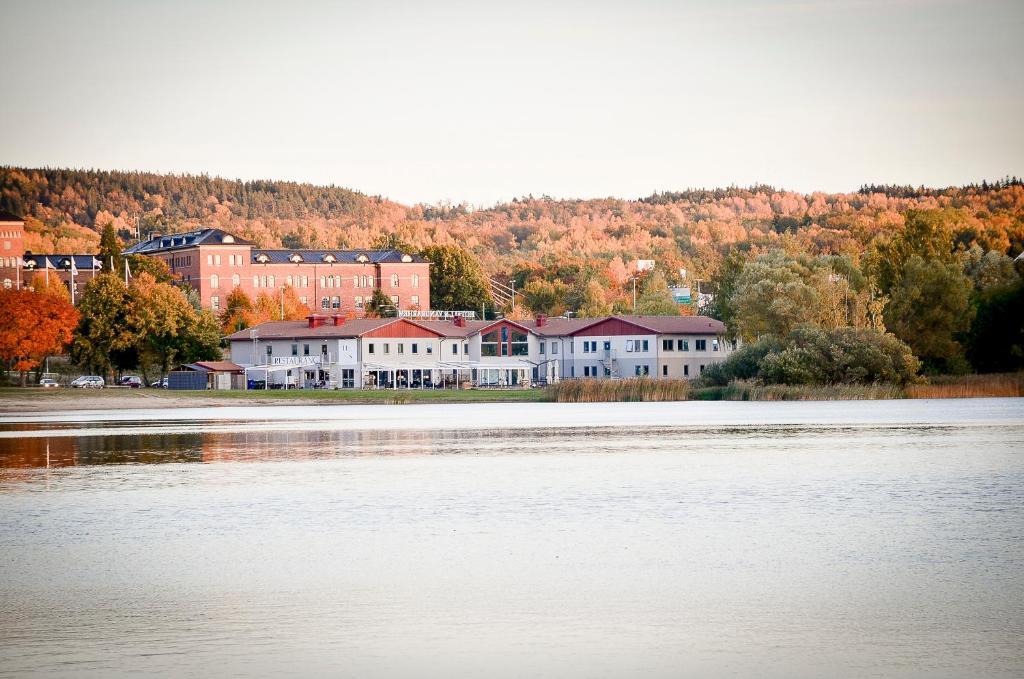 Hasse Pa Sjoekanten Hotell & Restaurang Jonkoping Bagian luar foto